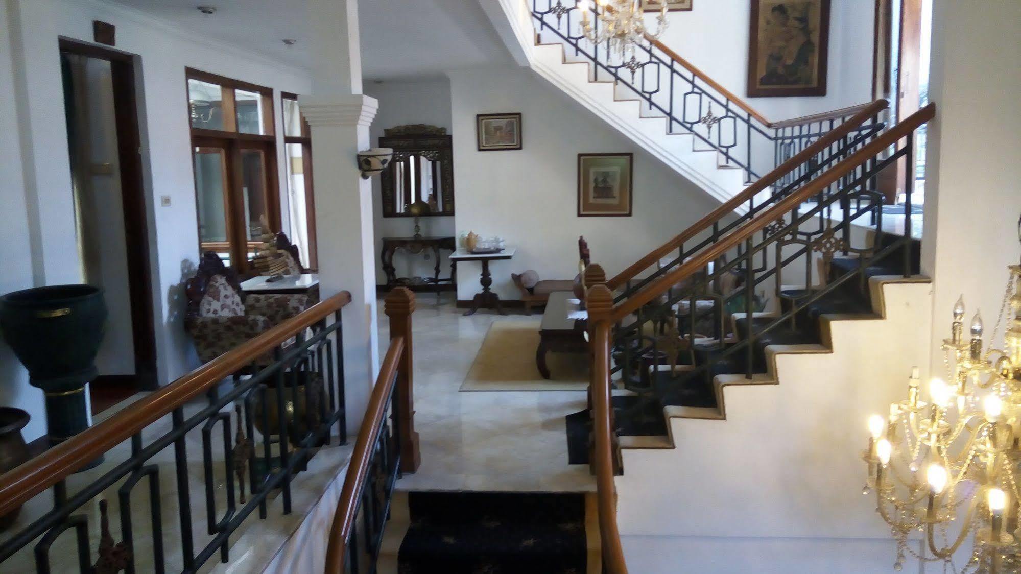 Lombok Ethnic Apartemen *